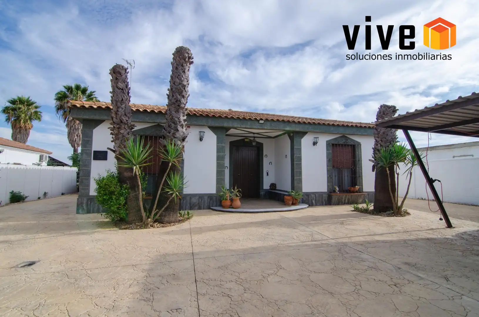 Vista exterior de Casa o xalet en venda en La Rinconada amb Aire condicionat, Calefacció i Jardí privat