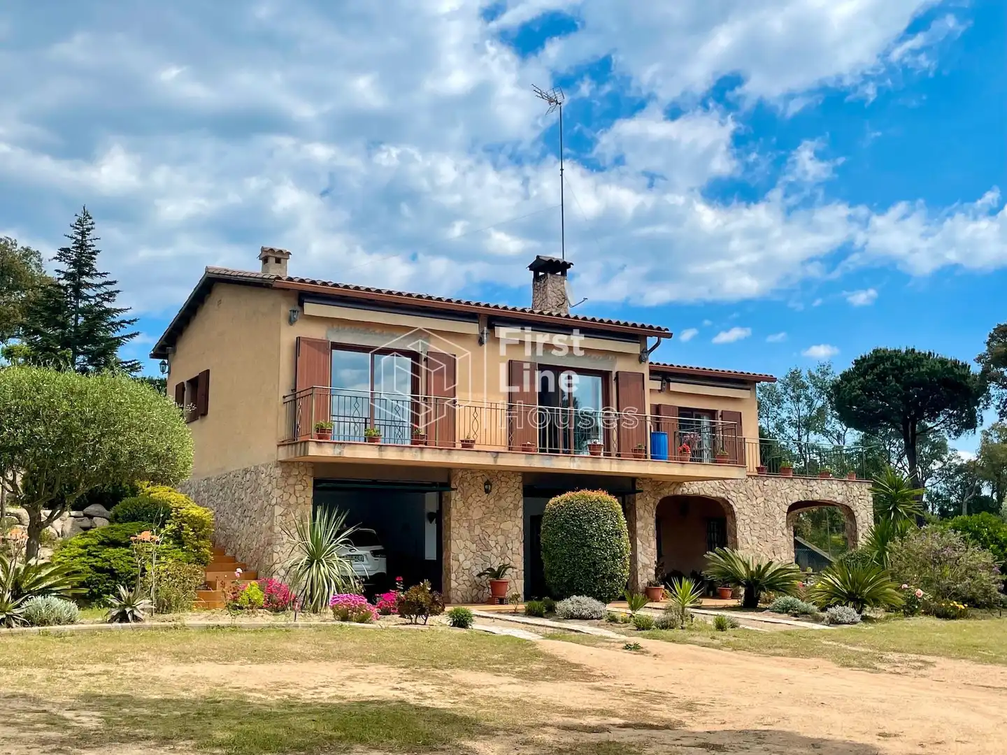 Vista exterior de Casa o xalet en venda en Lloret de Mar amb Calefacció, Terrassa i Traster
