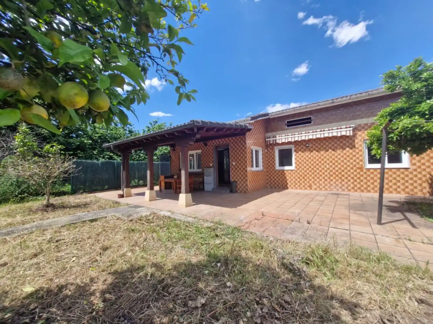 Vista exterior de Casa o xalet en venda en Los Corrales de Buelna  amb Calefacció, Jardí privat i Terrassa