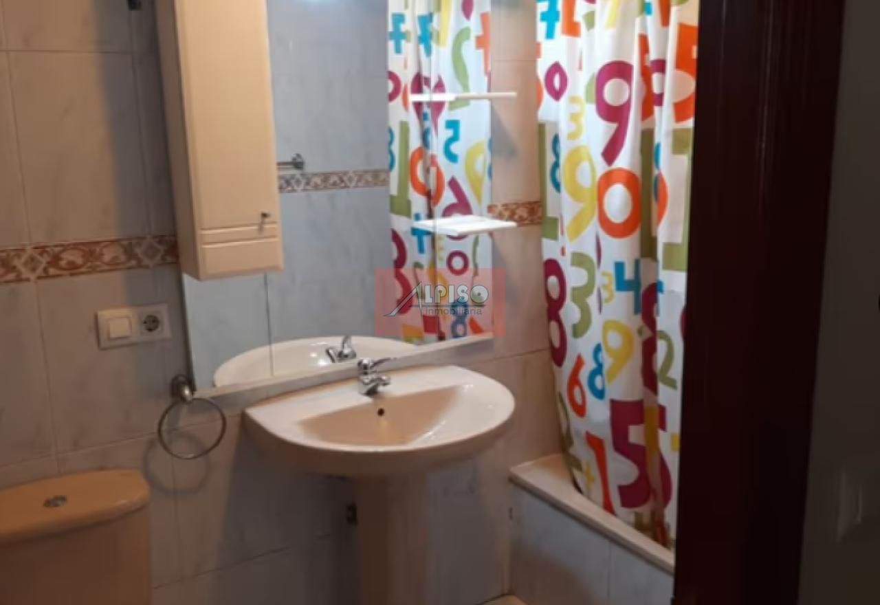 Bathroom of Flat for sale in Ourense Capital   with Heating, Parquet flooring and Storage room