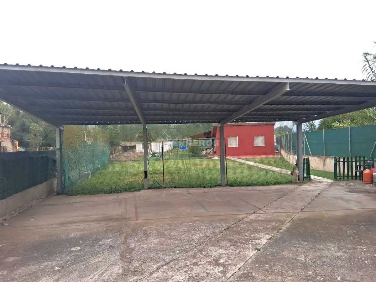 Aparcament de Casa o xalet en venda en Ribafrecha amb Calefacció, Traster i Piscina