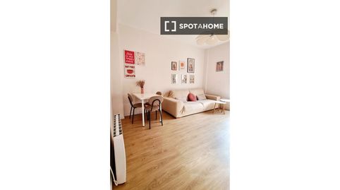 Se alquila piso de 2 habitaciones en Trinitat, Valencia.