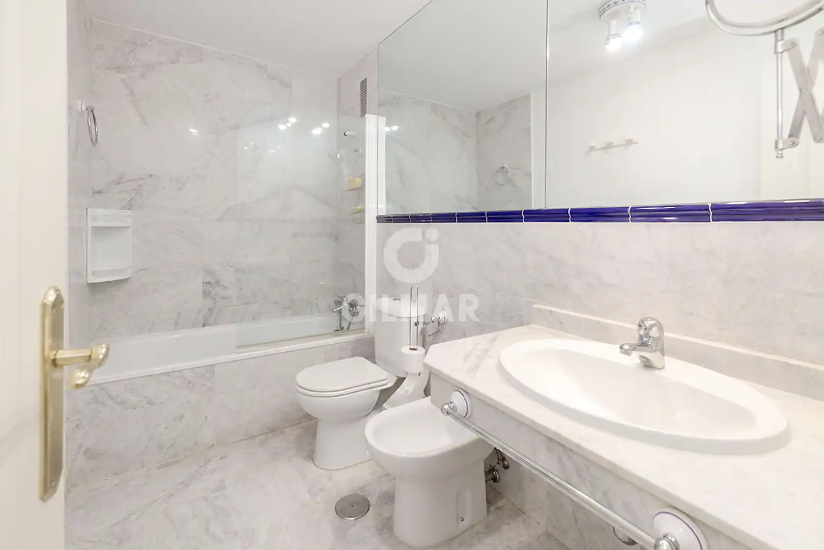 Badezimmer von Wohnungen zum Verkauf in Marbella mit Heizung, Privatgarten und Schwimmbad