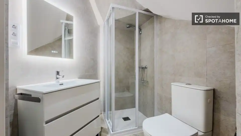 Baño de Piso de alquiler en Barcelona con Aire acondicionado, Calefacción y Amueblado