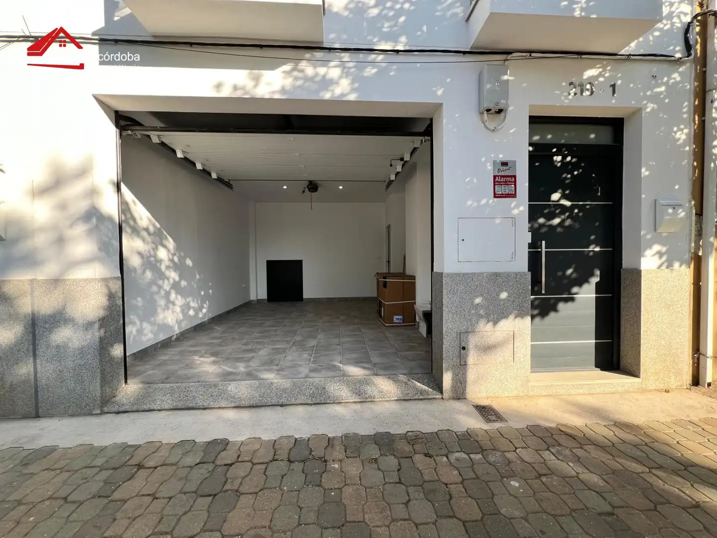 Aparcament de Casa adosada en venda en Córdoba amb Aire condicionat, Calefacció i Terrassa