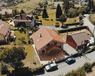 Vista exterior de Casa o xalet en venda en Oviedo  amb Calefacció, Jardí privat i Parquet