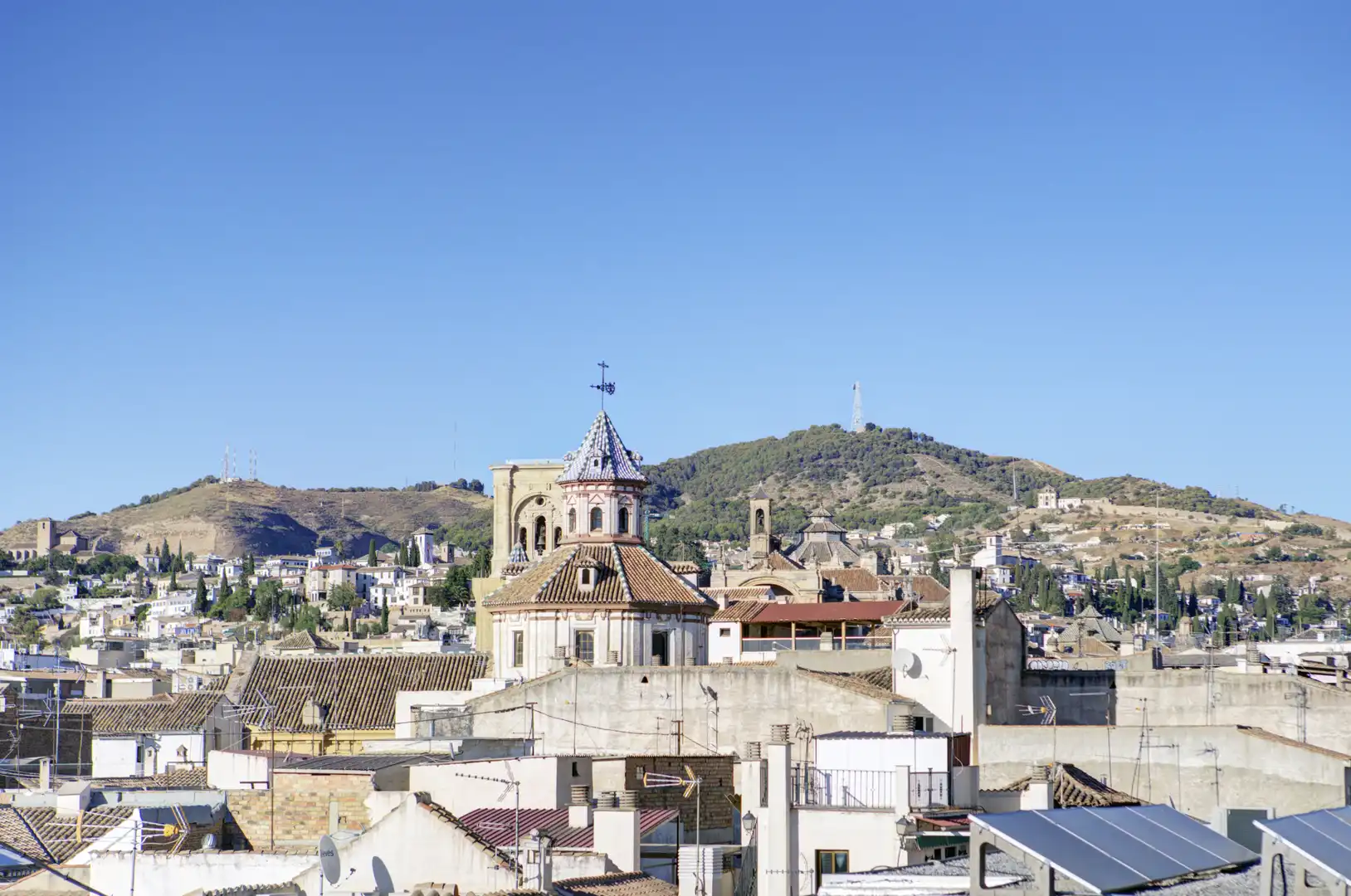 Außenansicht von Wohnung zur Miete in Granada mit Klimaanlage, Heizung und Parkett