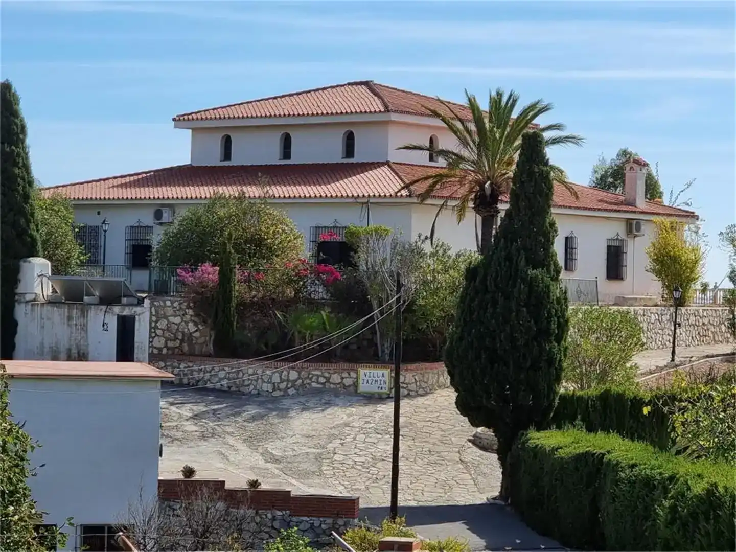 Vista exterior de Casa o xalet en venda en Benalmádena amb Aire condicionat i Piscina