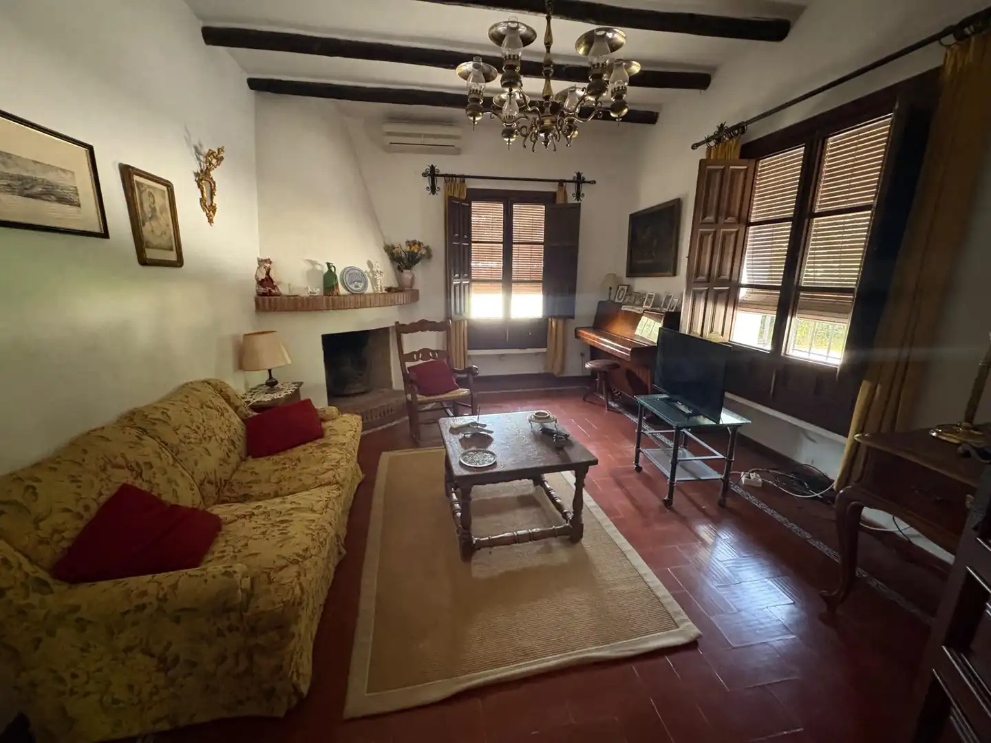 Sala d'estar de Casa o xalet en venda en Córdoba amb Aire condicionat, Jardí privat i Piscina