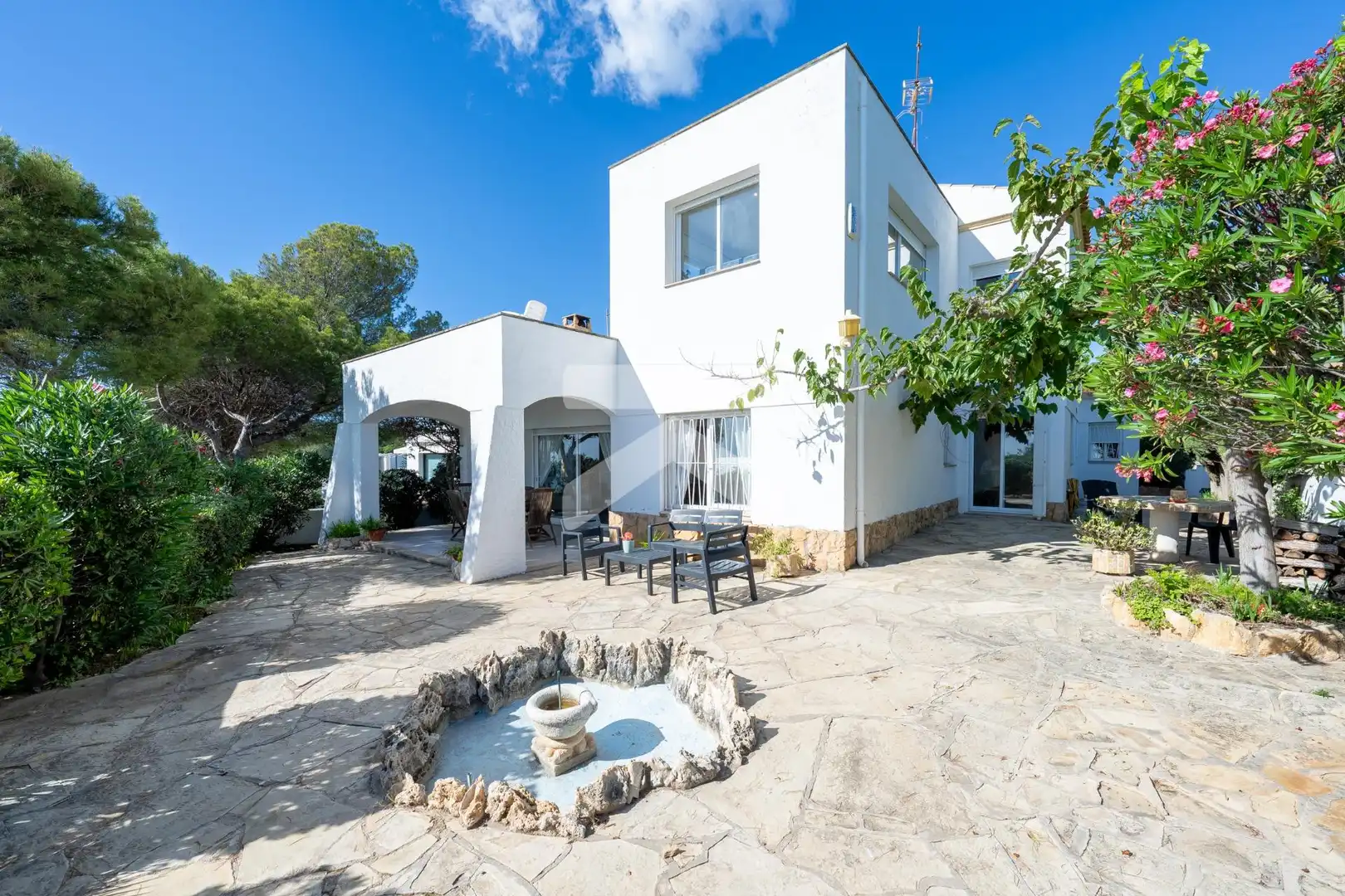 Vista exterior de Casa o xalet en venda en Torredembarra amb Aire condicionat, Calefacció i Jardí privat