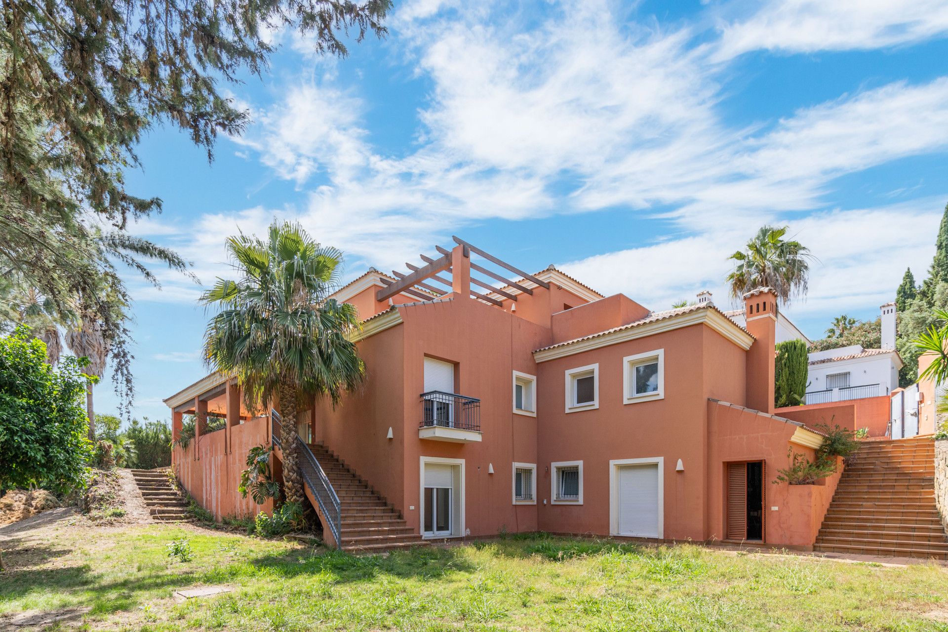 Vista exterior de Casa o xalet en venda en Sotogrande amb Aire condicionat, Jardí privat i Terrassa