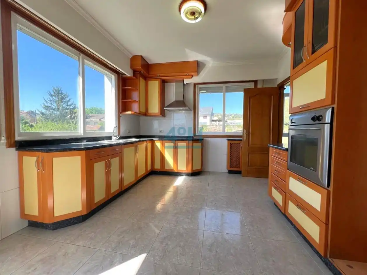 Cocina de Casa o chalet en venta en Barbadás con Calefacción, Jardín privado y Terraza