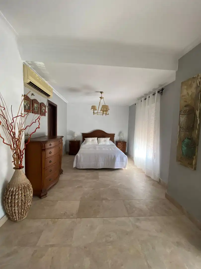 Dormitori de Casa o xalet en venda en Dos Hermanas amb Aire condicionat, Calefacció i Jardí privat