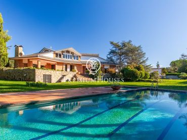 Casa amb piscina en venda a Montornès del Vallès