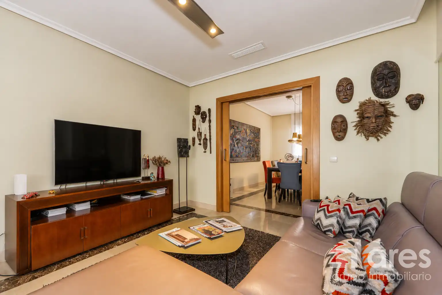 Sala d'estar de Casa o xalet en venda en Las Rozas de Madrid amb Aire condicionat, Calefacció i Jardí privat