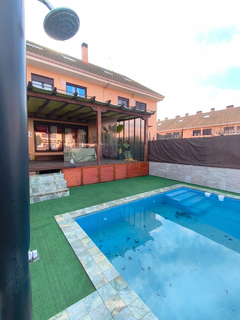 Piscina de Casa adosada en venta en Fuenlabrada con Aire acondicionado, Jardín privado y Piscina