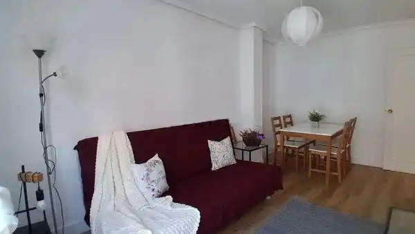 Sala d'estar de Apartament en venda en Gijón  amb Calefacció, Moblat i Balcó