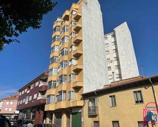 Vista exterior de Pis de lloguer en León Capital  amb Calefacció, Terrassa i Moblat