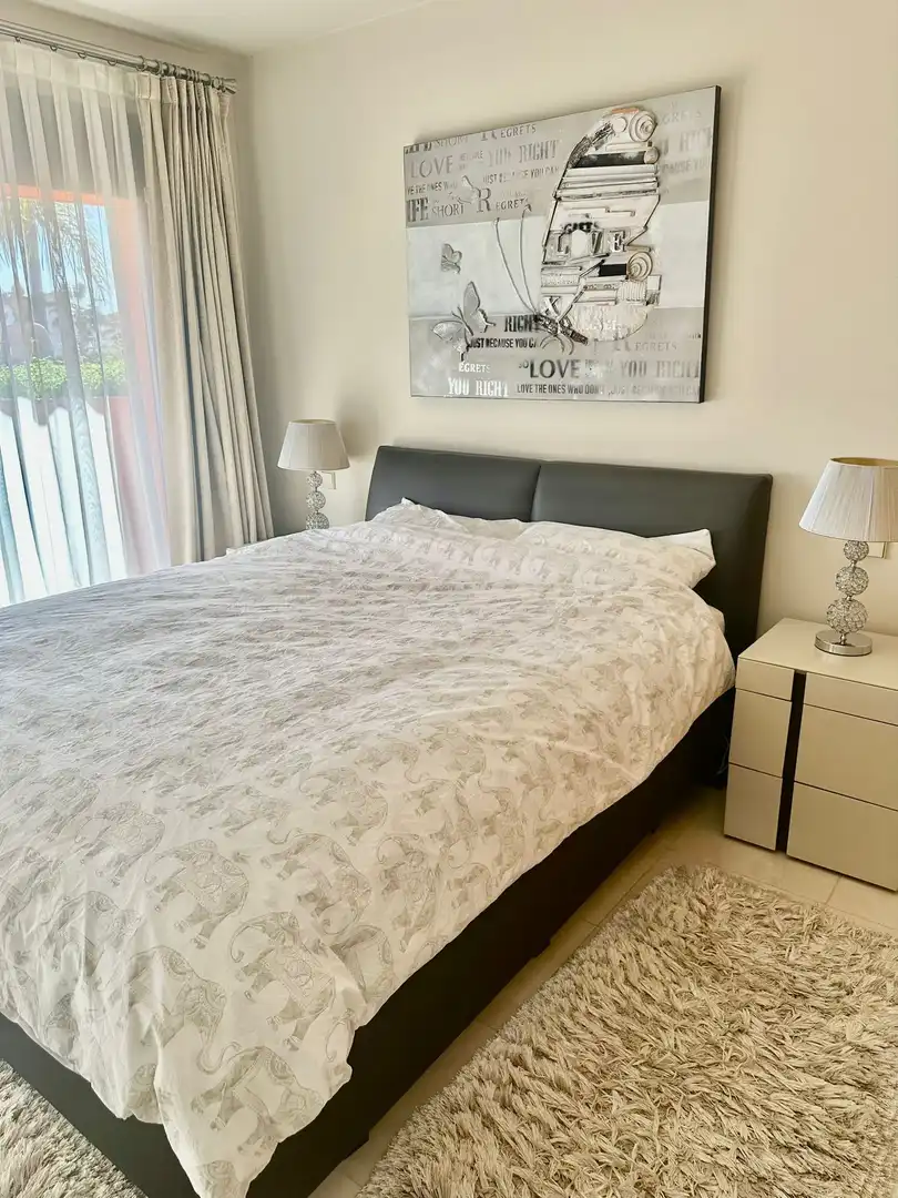 Habitación de Apartamento de alquiler en Estepona con Aire acondicionado, Terraza y Piscina