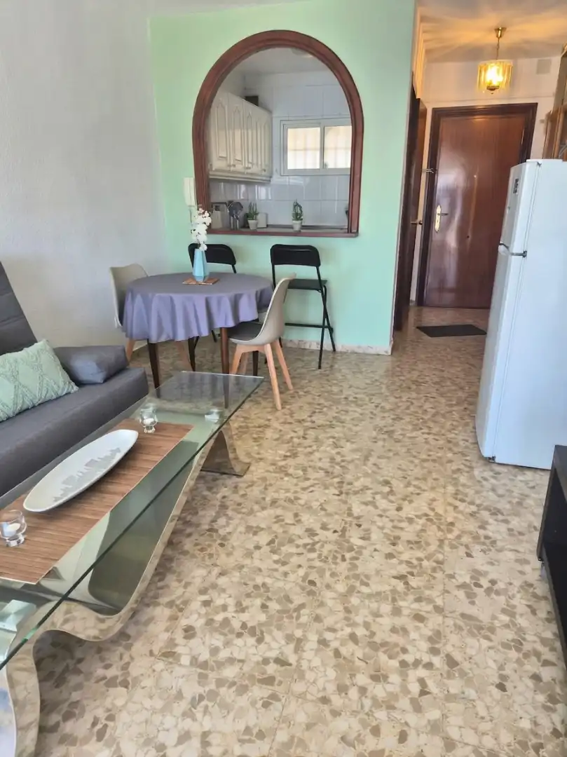Sala de estar de Apartamento de alquiler en Benalmádena con Terraza, Amueblado y Piscina comunitaria
