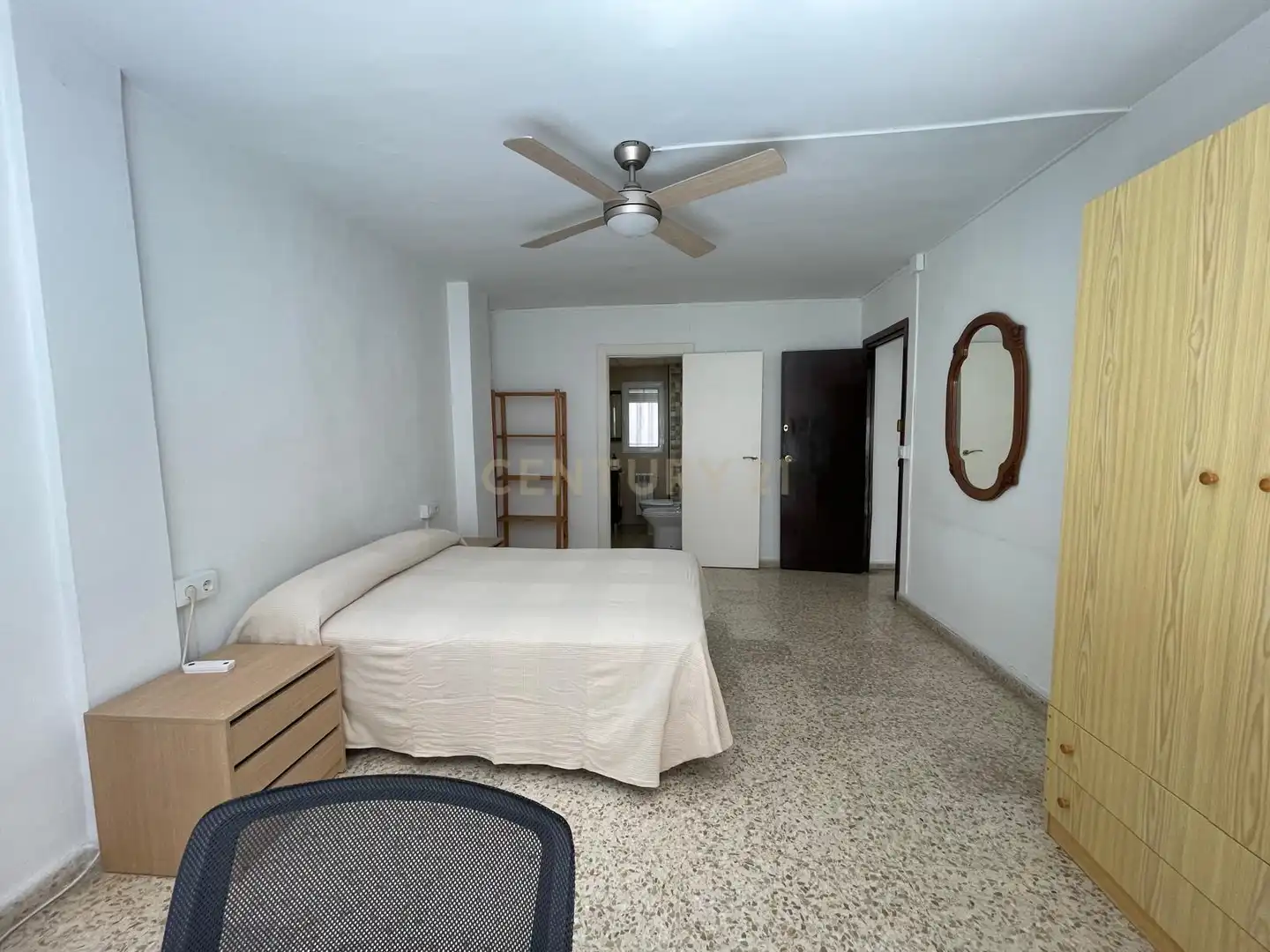 Habitación de Piso de alquiler en Granada con Lavadora, Microondas y TV