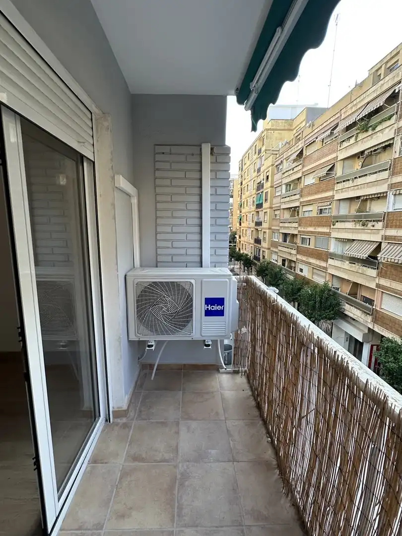Balcony of Flat for rent in Mislata  with Air Conditioner, Oven and Washing machine