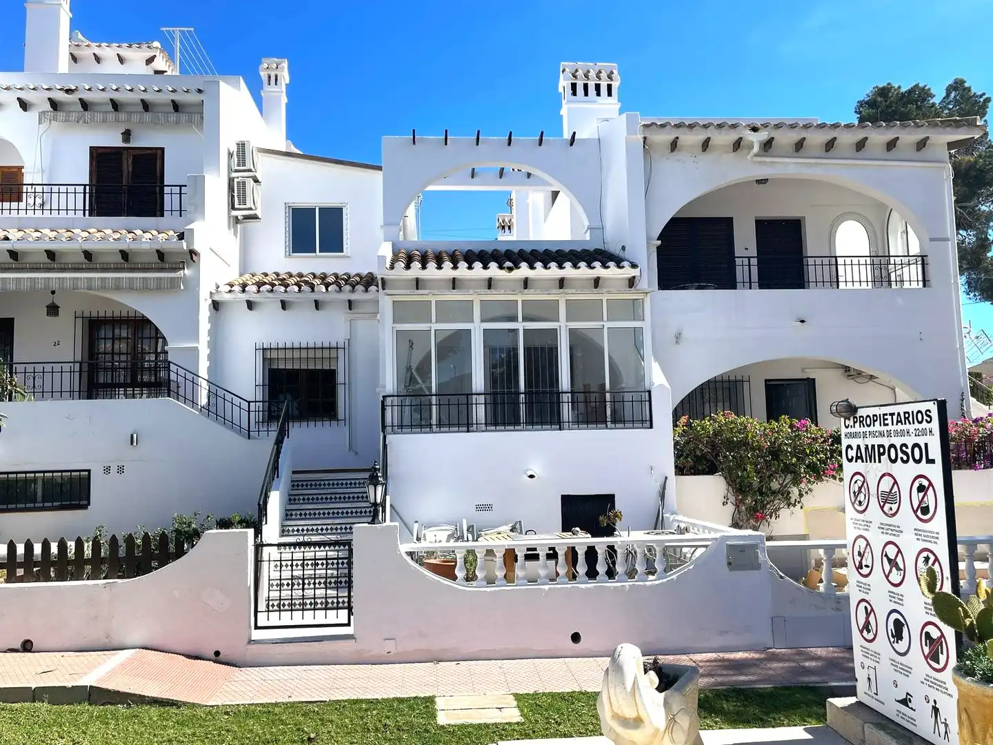 Vista exterior de Casa adosada en venta en Torrevieja con Amueblado, Balcón y Piscina comunitaria