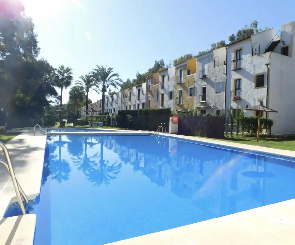 Piscina de Casa adosada en venda en Casares amb Jardí privat, Terrassa i Piscina comunitària