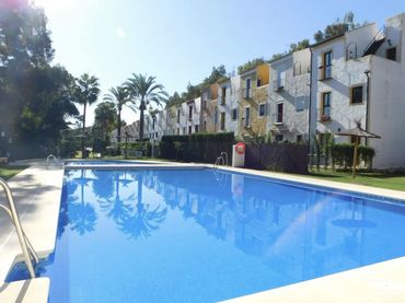 Adosado con piscina en venta en Bahía de Casares