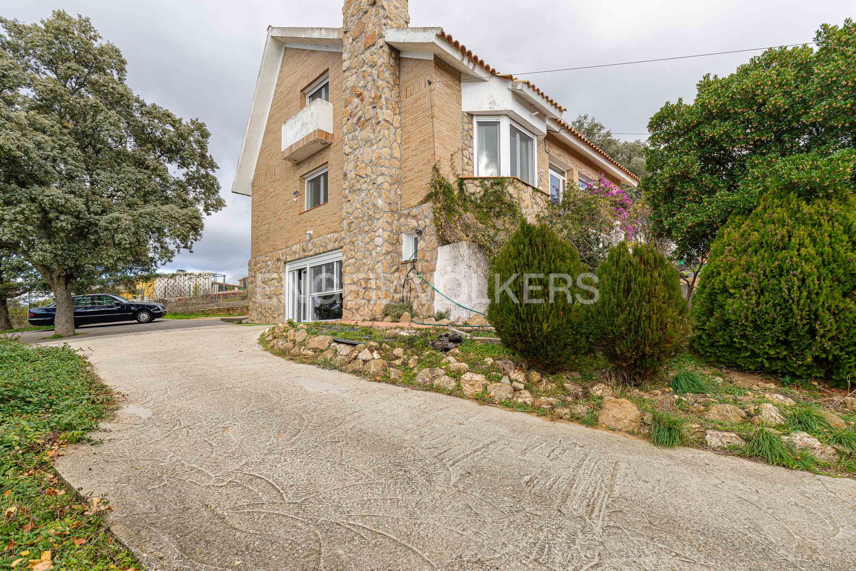 Vista exterior de Casa o xalet en venda en Valdemorillo amb Aire condicionat, Calefacció i Jardí privat
