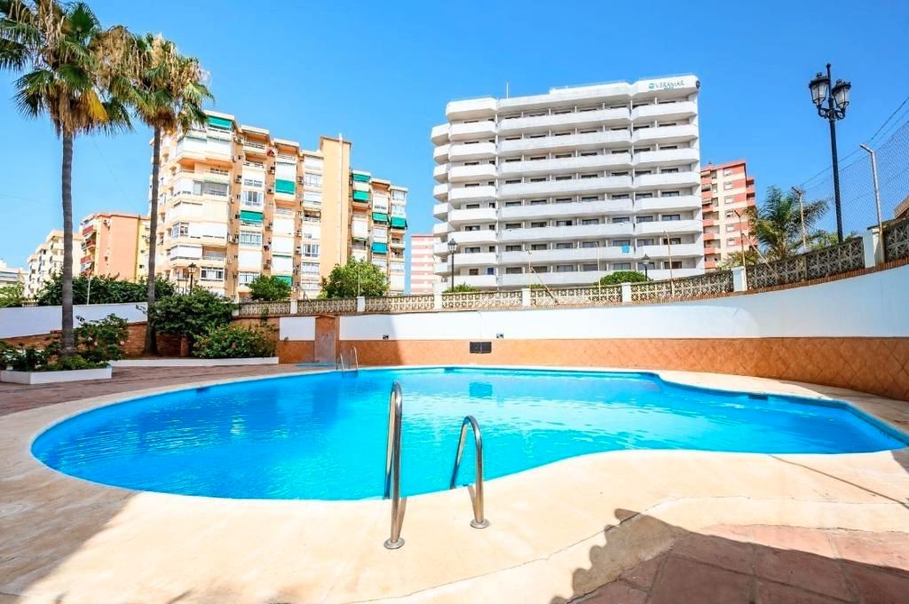 Piscina de Estudi en venda en Fuengirola amb Aire condicionat, Parquet i Moblat
