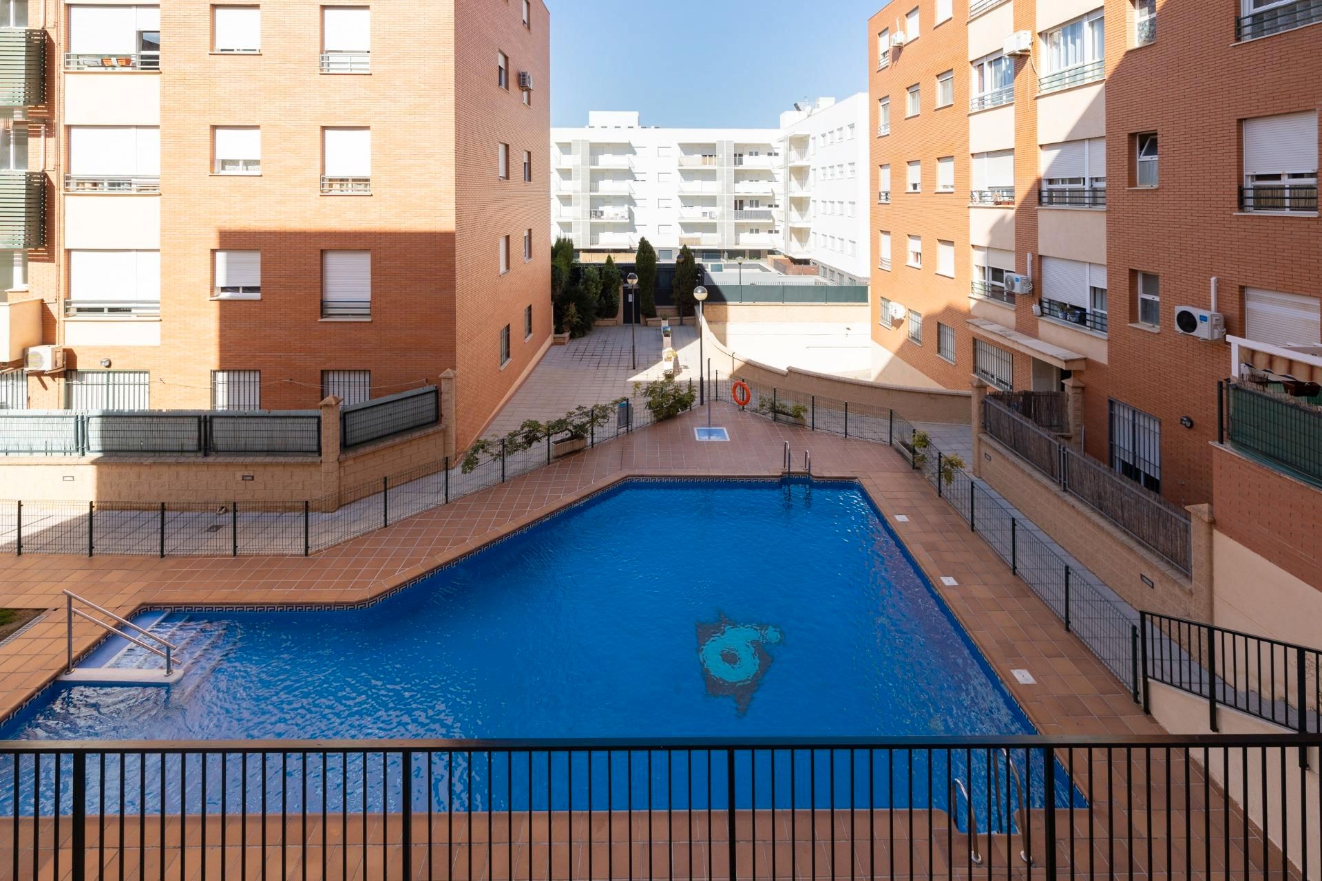 Piscina de Pis en venda en  Granada Capital amb Calefacció, Parquet i Terrassa