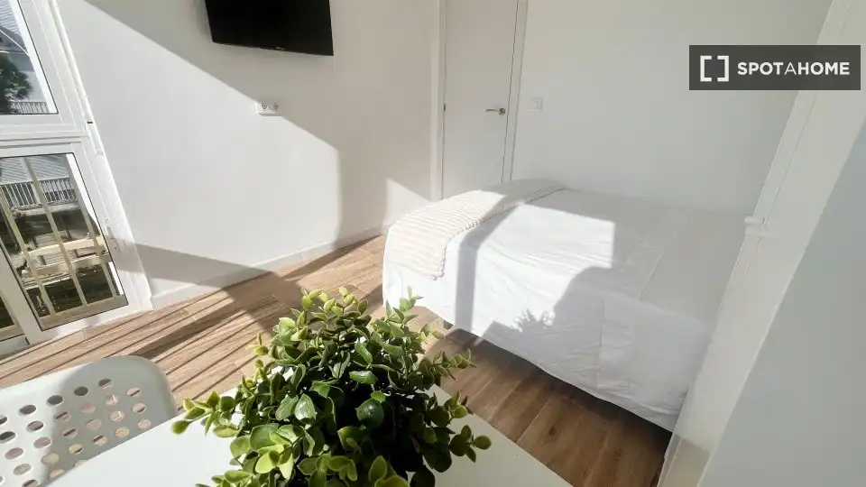 Bedroom of Flat for rent in Sevilla  with Air Conditioner, Heating and Furnished