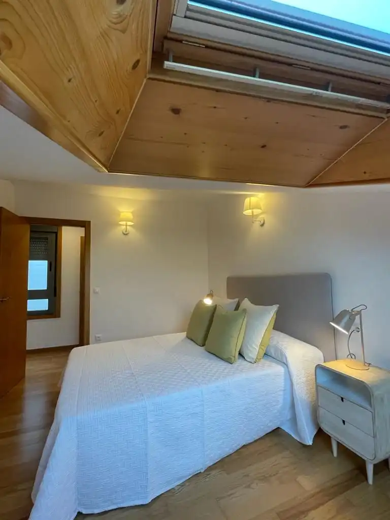 Dormitori de Pis de lloguer en Cambados amb Parquet, Moblat i Forn