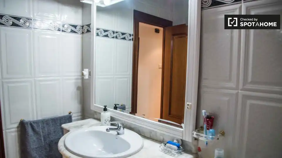 Bathroom of Flat for rent in Valencia  with Air Conditioner, Heating and Furnished