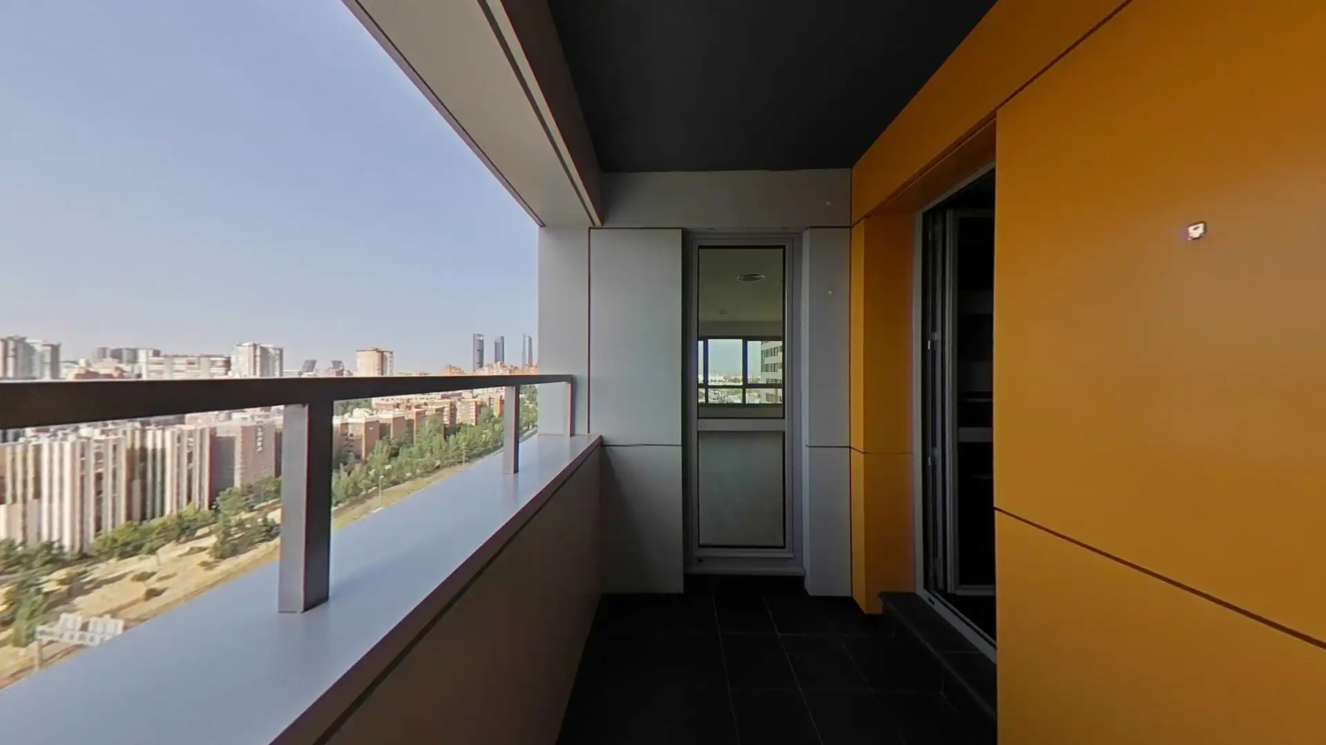Terraza de Piso en venta en Madrid con Parquet, Trastero y Piscina