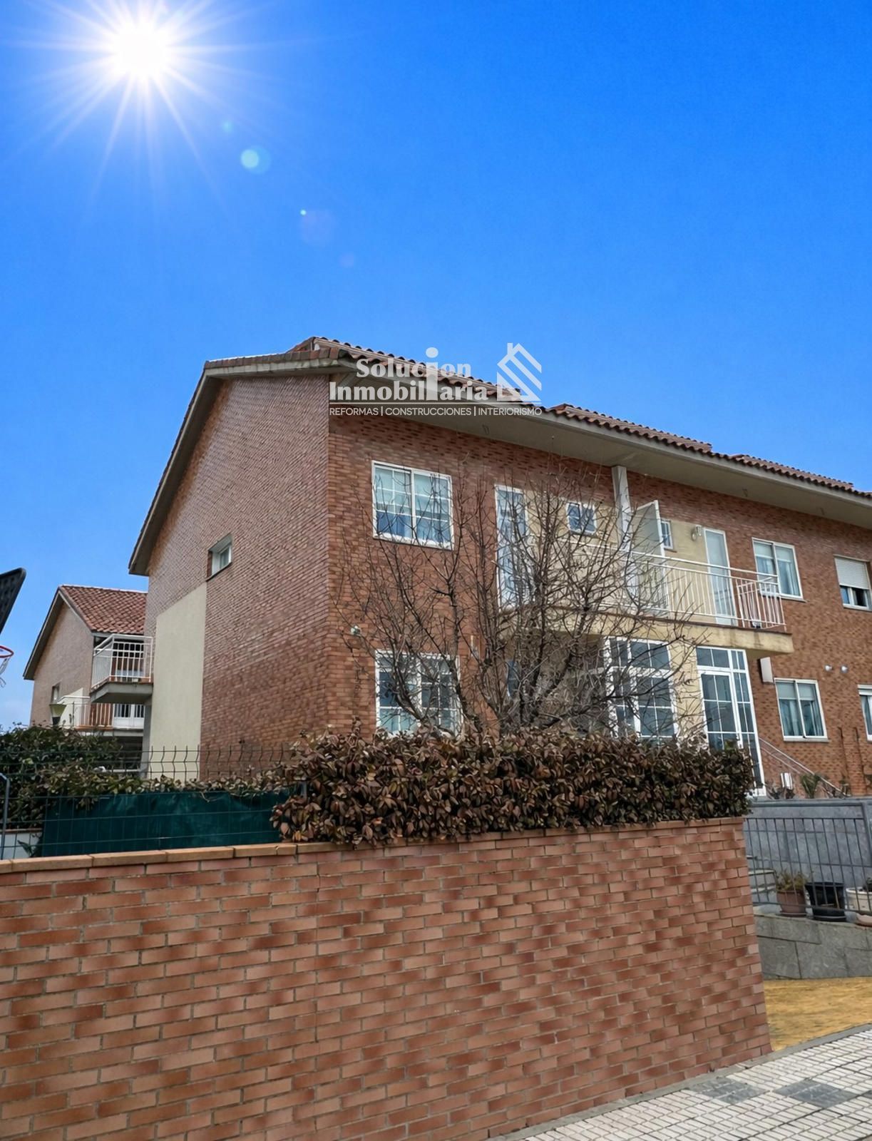 Vista exterior de Casa adosada en venda en Santa Marta de Tormes amb Calefacció, Jardí privat i Terrassa