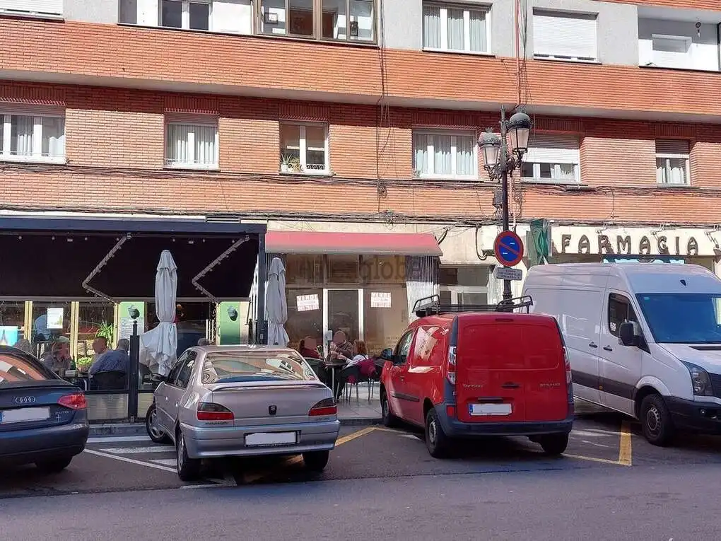 Vista exterior de Local de alquiler en Oviedo 