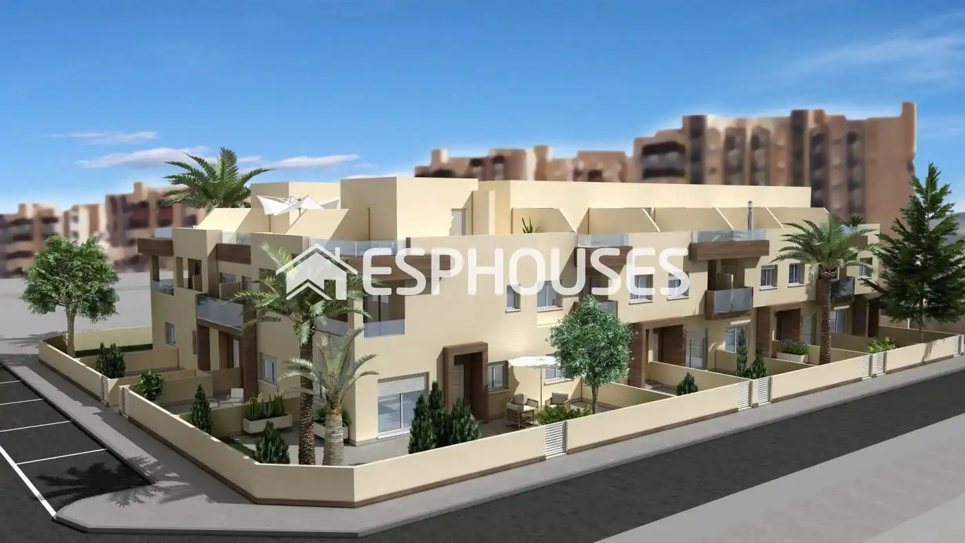 Vista exterior de Casa o chalet en venta en La Manga del Mar Menor con Terraza, Balcón y Piscina comunitaria