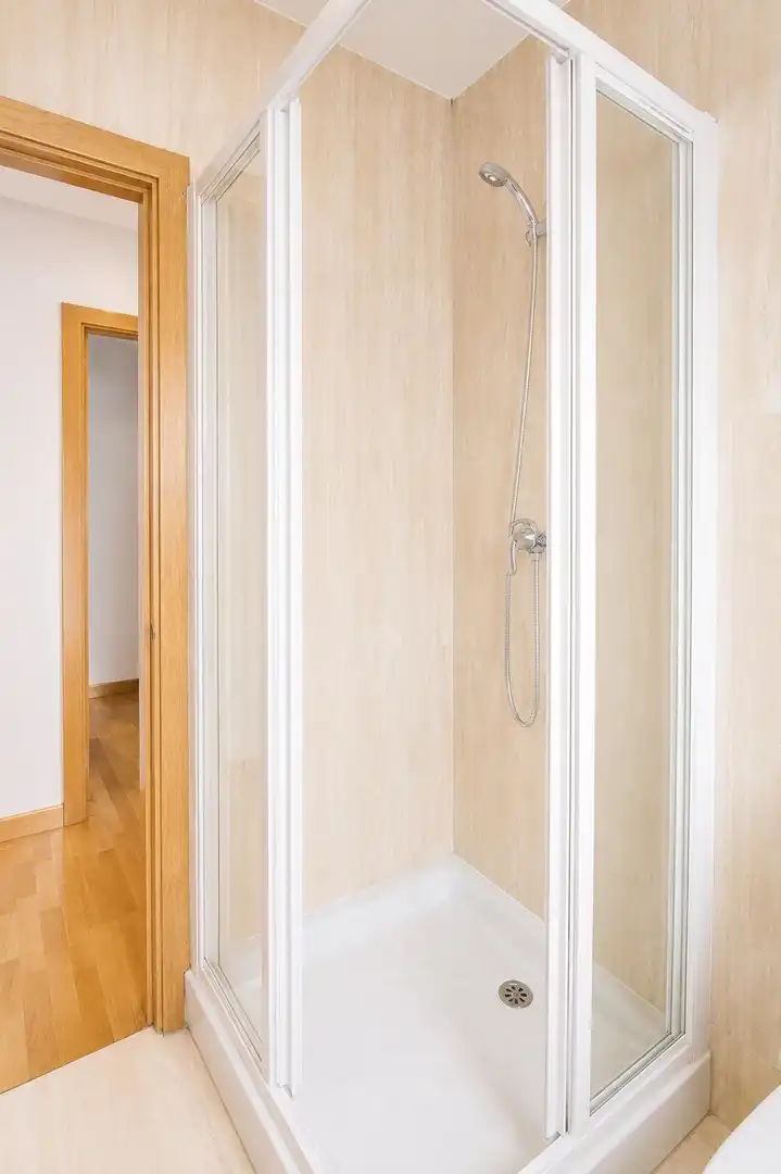 Bathroom of Flat for rent in Madrid  with Air Conditioner, Heating and Parquet flooring