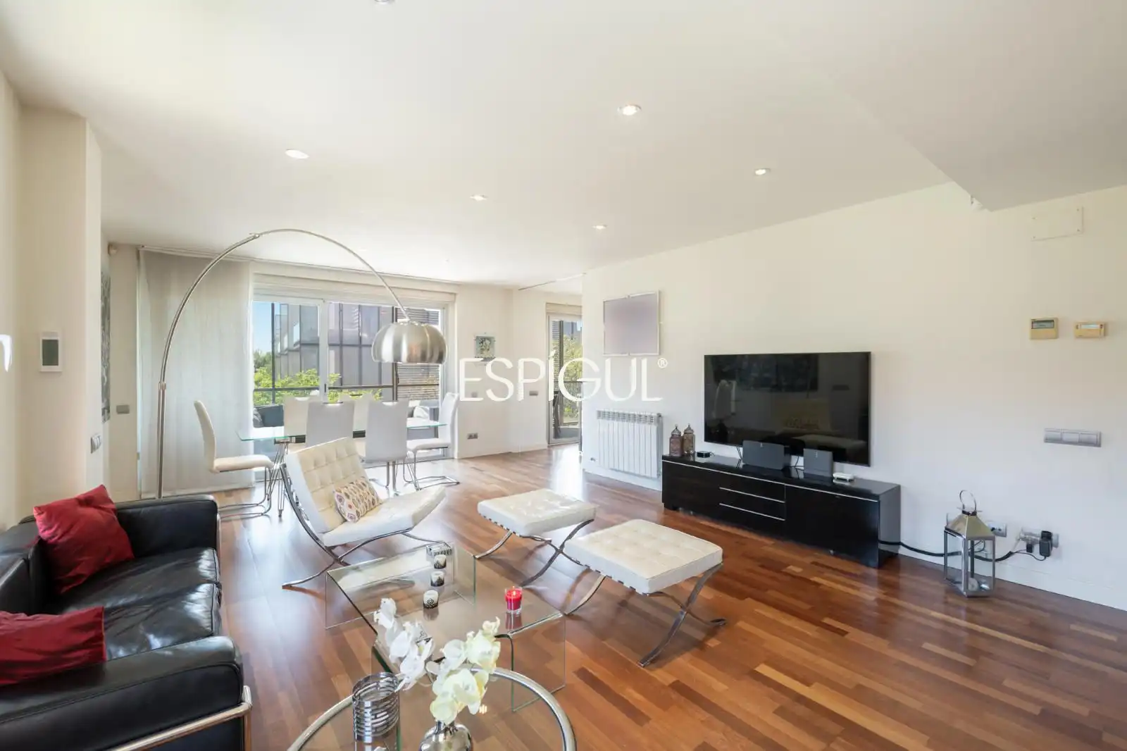 Living room of Flat for sale in Sant Cugat del Vallès  with Air Conditioner, Heating and Parquet flooring
