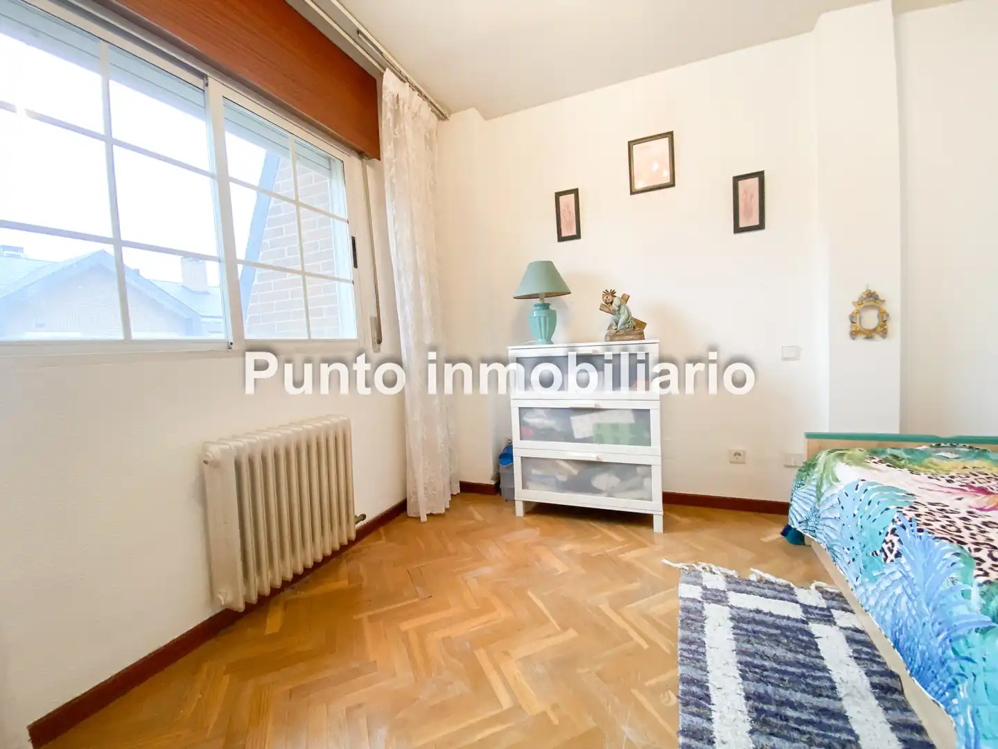 Sala d'estar de Casa adosada en venda en Valladolid amb Calefacció, Jardí privat i Parquet