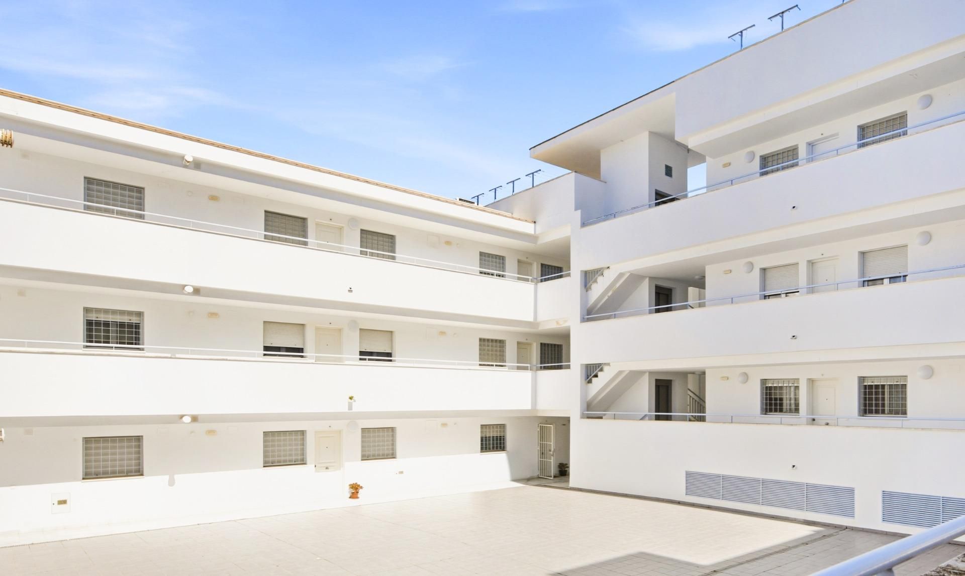 Außenansicht von Wohnung zum Verkauf in Chiclana de la Frontera mit Privatgarten und Gemeinschaftspool