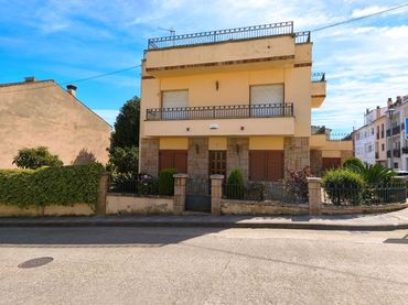 Casa amb jardí en venda a Anglès