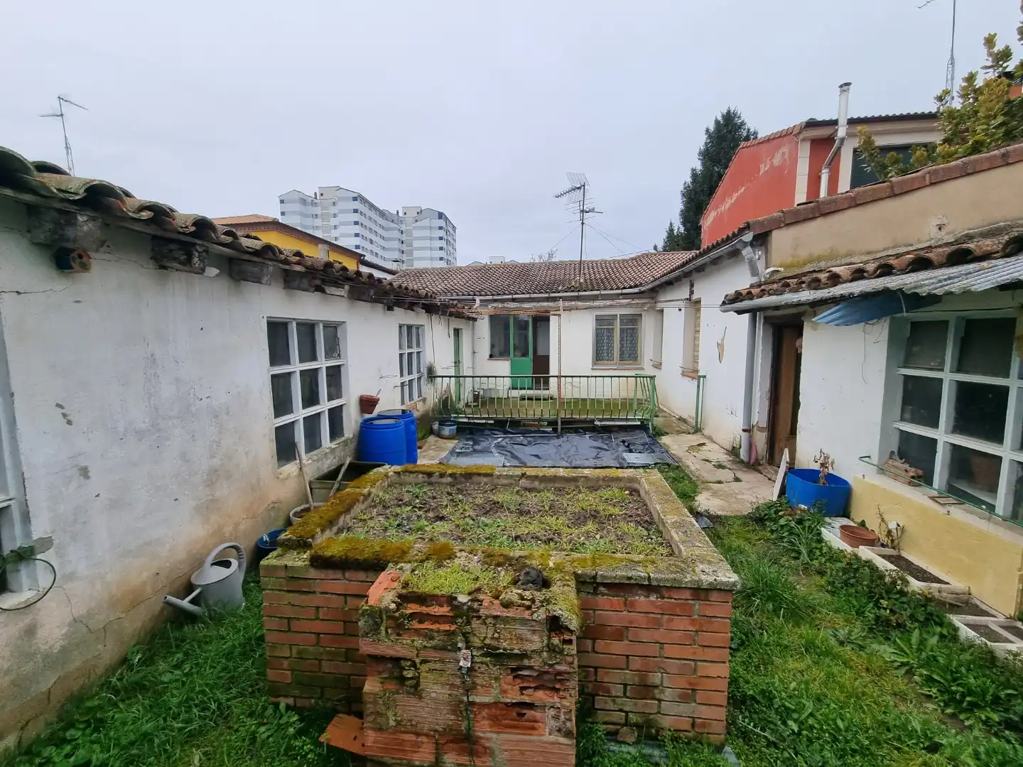 Vista exterior de Casa adosada en venda en Burgos amb Jardí privat