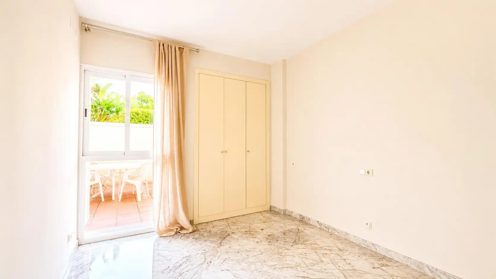 Habitación de Apartamento de alquiler en Marbella con Aire acondicionado, Terraza y Piscina comunitaria
