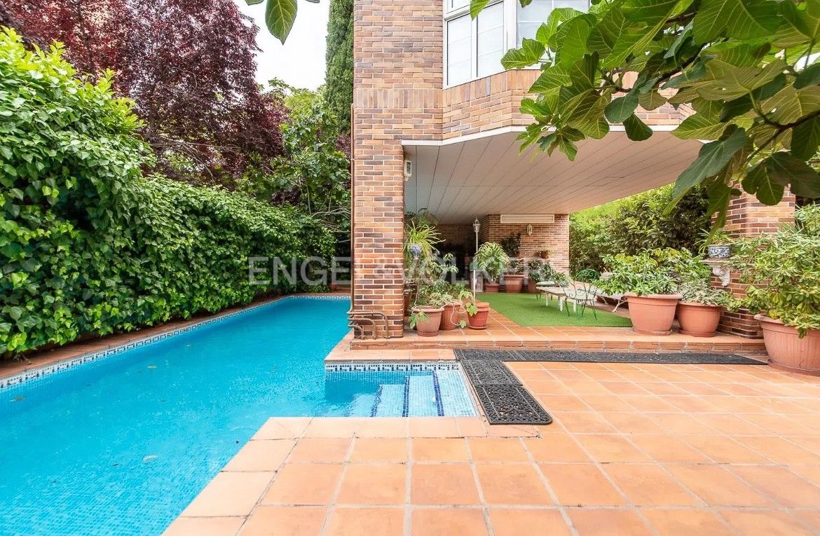 Piscina de Casa o xalet en venda en  Madrid Capital amb Aire condicionat, Calefacció i Jardí privat