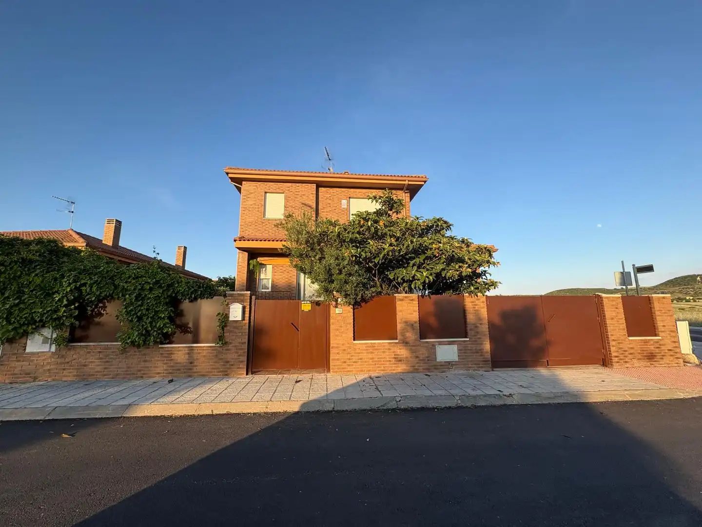 Vista exterior de Casa o xalet en venda en Torres de la Alameda amb Aire condicionat, Calefacció i Jardí privat