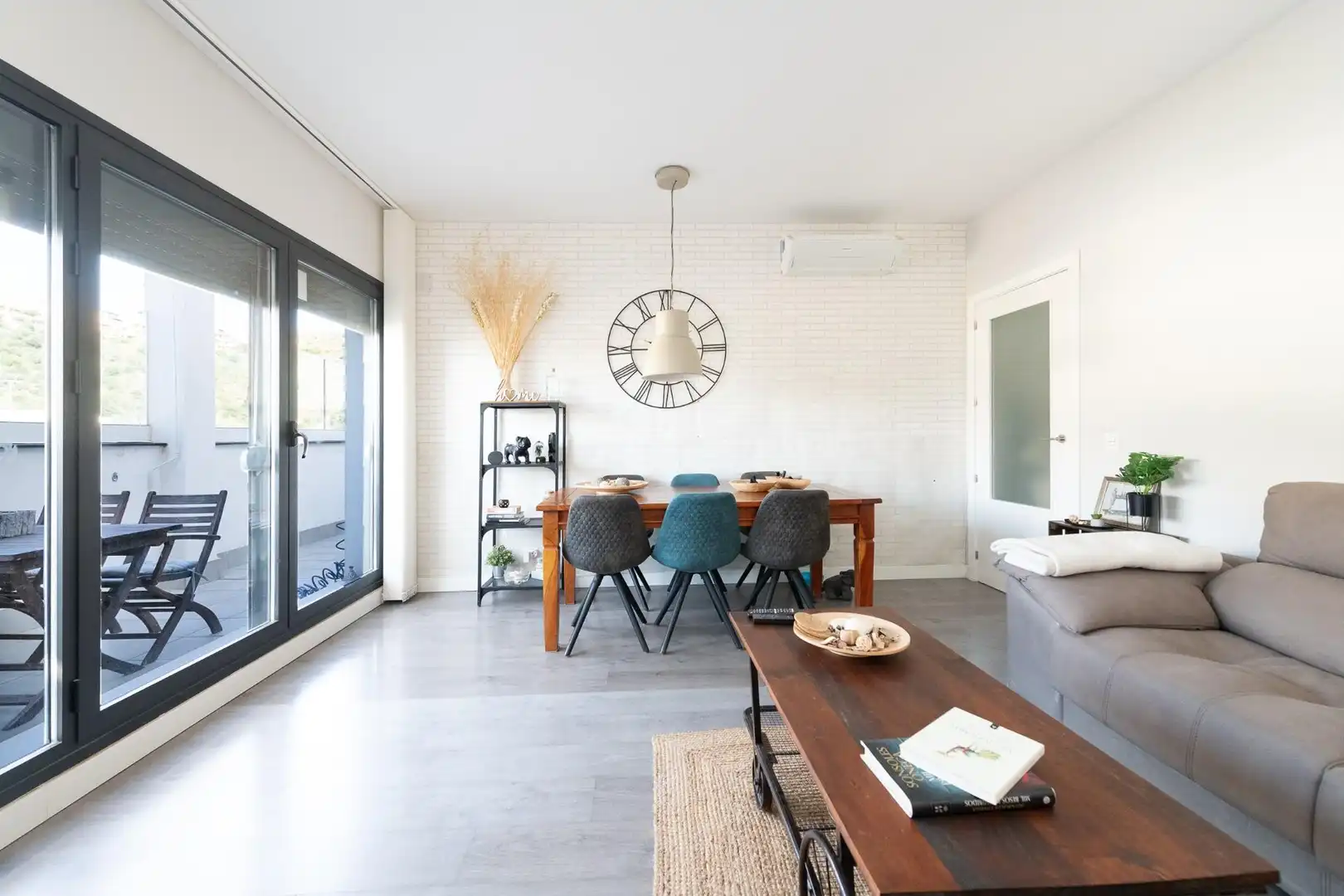Vista exterior de Ático en venta en Rincón de la Victoria con Terraza, Trastero y Piscina comunitaria