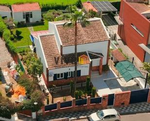 Vista exterior de Casa o xalet en venda en Bormujos amb Calefacció, Jardí privat i Terrassa